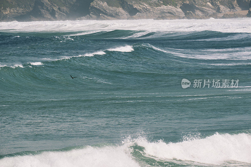 9月下旬阳光明媚的一天，康沃尔郡的纽基湾(Newquay Bay)上波涛汹涌。